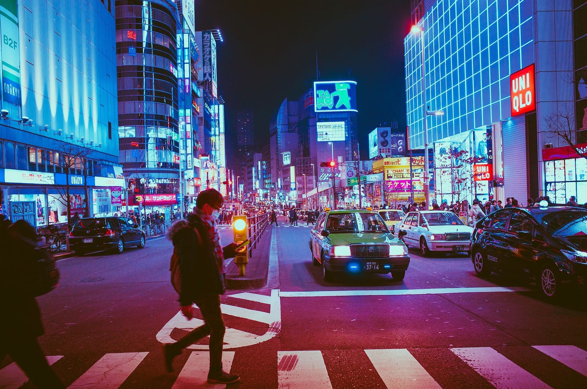 japan-2014616_1920 pedestrian walking in Osaka Japan after dark illuminated by pink street lights