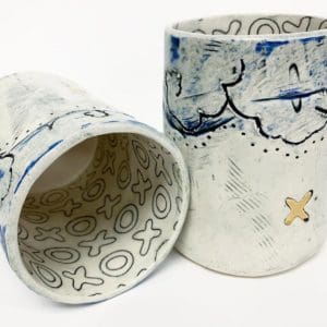 a repeating pattern of x's and o's inside of two cups